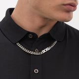 Ανδρικό κολιέ αλυσίδα Boss 1580769 φορεμένο, σε ασημί ανοξείδωτο ατσάλι, που δείχνει το μήκος 50cm και την έντονη curb αλυσίδα 8mm πάνω στον λαιμό