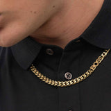 Ανδρικό κολιέ αλυσίδα Boss 1580770 φορεμένο, σε χρυσό ανοξείδωτο ατσάλι, που δείχνει το μήκος 50cm και την έντονη curb αλυσίδα 8mm πάνω στον λαιμό
