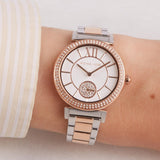 Γυναικείο ρολόι Michael Kors Abbey MK4616 με δίχρωμο ατσάλινο μπρασελέ σε ασημί-ροζ χρυσό χρώμα, στρογγυλό άσπρο φίλντισι καντράν και στεφάνι 36mm με ζιργκόν.