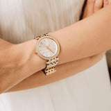 Γυναικείο ρολόι Michael Kors Darci MK3203 με τρίχρωμο ατσάλινο μπρασελέ, στρογγυλό ασημί καντράν και στεφάνι 39mm με ζιργκόν.