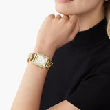 Τετράγωνο γυναικείο ρολόι Michael Kors Emery MK7300 με χρυσό ατσάλινο μπρασελέ αλυσίδα και άσπρο καντράν 40mm με ζιργκόν.