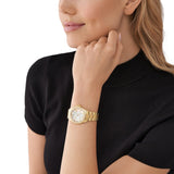 Γυναικείο ρολόι Michael Kors Everest MK7363 με χρυσό ατσάλινο μπρασελέ, στρογγυλό άσπρο φίλντισι καντράν και στεφάνι 33mm με ζιργκόν.