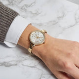 Γυναικείο ρολόι Michael Kors Jaryn MK3977 με λεπτό χρυσό μπρασελέ, στρογγυλό άσπρο καντράν με χρυσές καρδιές και στεφάνι 36mm με ζιργκόν.