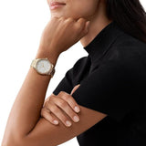 Γυναικείο ρολόι Michael Kors Layton MK6870 με χρυσό μπρασελέ, στρογγυλό άσπρο φίλντισι καντράν και στεφάνι 38mm με ζιργκόν.