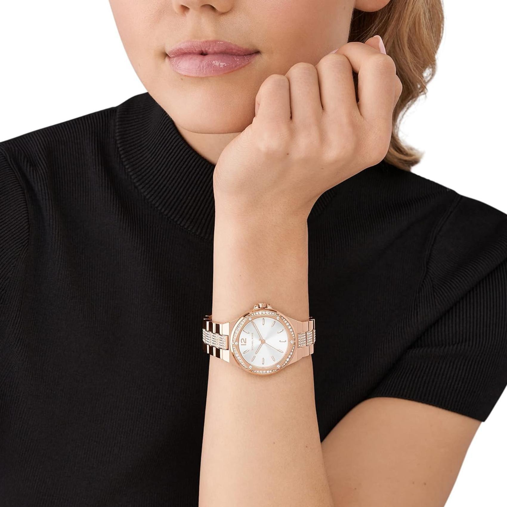 Γυναικείο ρολόι Michael Kors Lennox MK7362 με ροζ χρυσό ατσάλινο μπρασελέ, λευκό καντράν και στρογγυλό στεφάνι 37mm με ζιργκόν.