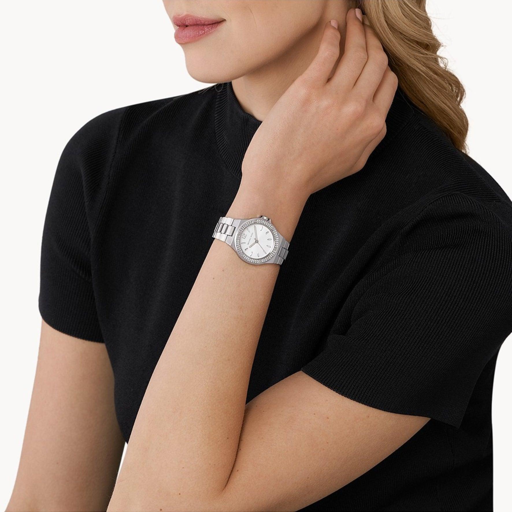 Γυναικείο ρολόι Michael Kors Lennox MK7280 με ασημί ατσάλινο μπρασελέ, ασημί καντράν και στρογγυλό στεφάνι 32mm με ζιργκόν.