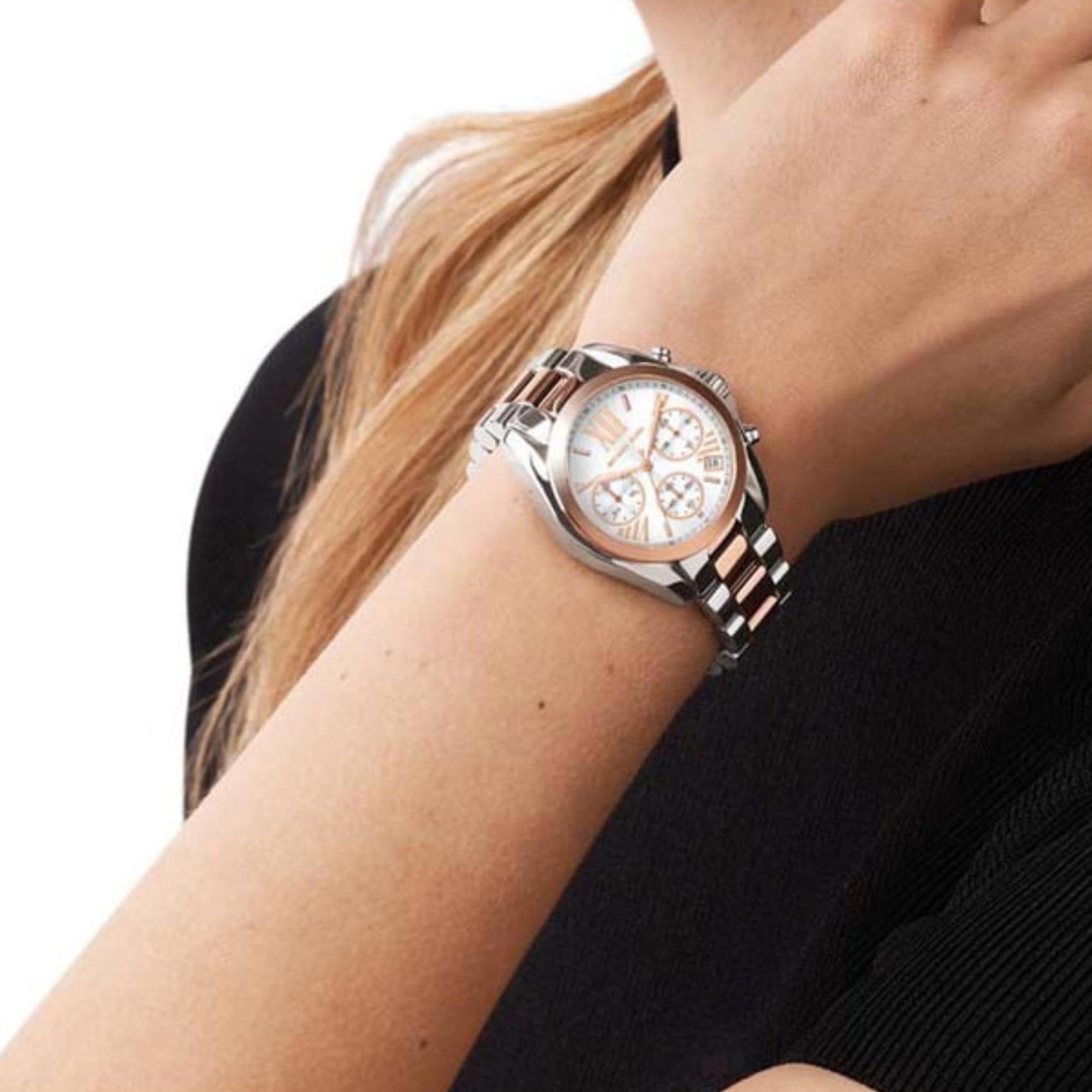Γυναικείο ρολόι Michael Kors Mini Bradshaw MK7258 χρονογράφος με δίχρωμο ατσάλινο μπρασελέ σε ασημί-ροζ χρυσό χρώμα, στρογγυλό ασημί καντράν με ημερομηνία και στεφάνι 36mm.