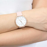 Γυναικείο ρολόι Michael Kors Pyper MK2741 με με ροζ δερμάτινο λουράκι, στρογγυλό άσπρο καντράν με ζιργκόν και στεφάνι 37mm.