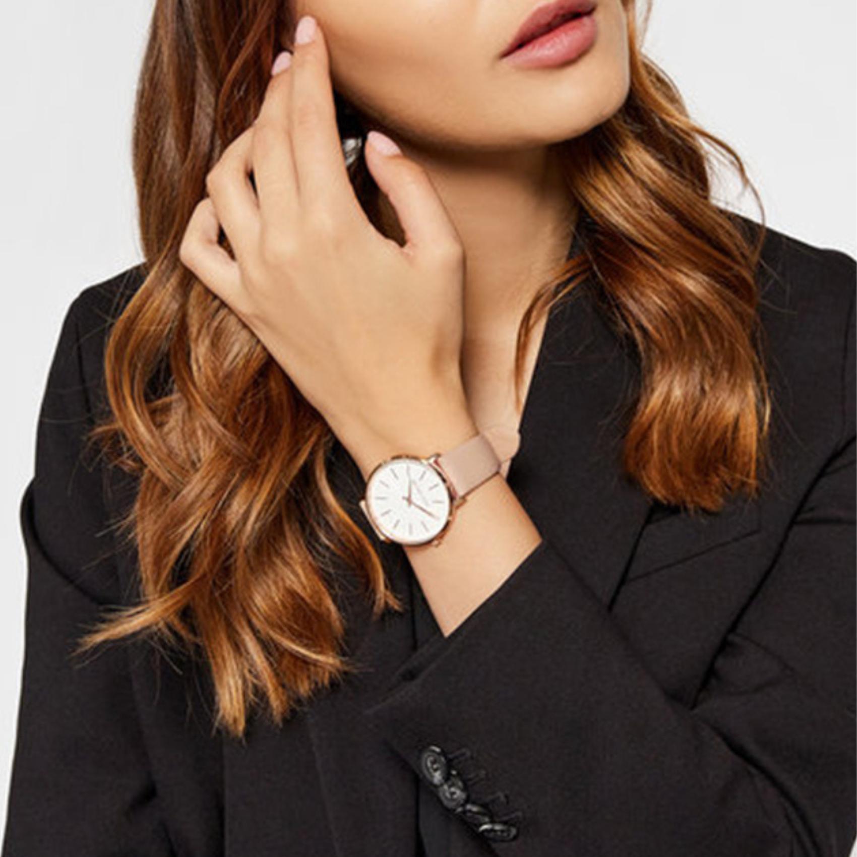 Γυναικείο ρολόι Michael Kors Pyper MK2748 με με μπεζ δερμάτινο λουράκι, στρογγυλό άσπρο καντράν με ζιργκόν και στεφάνι 37mm.