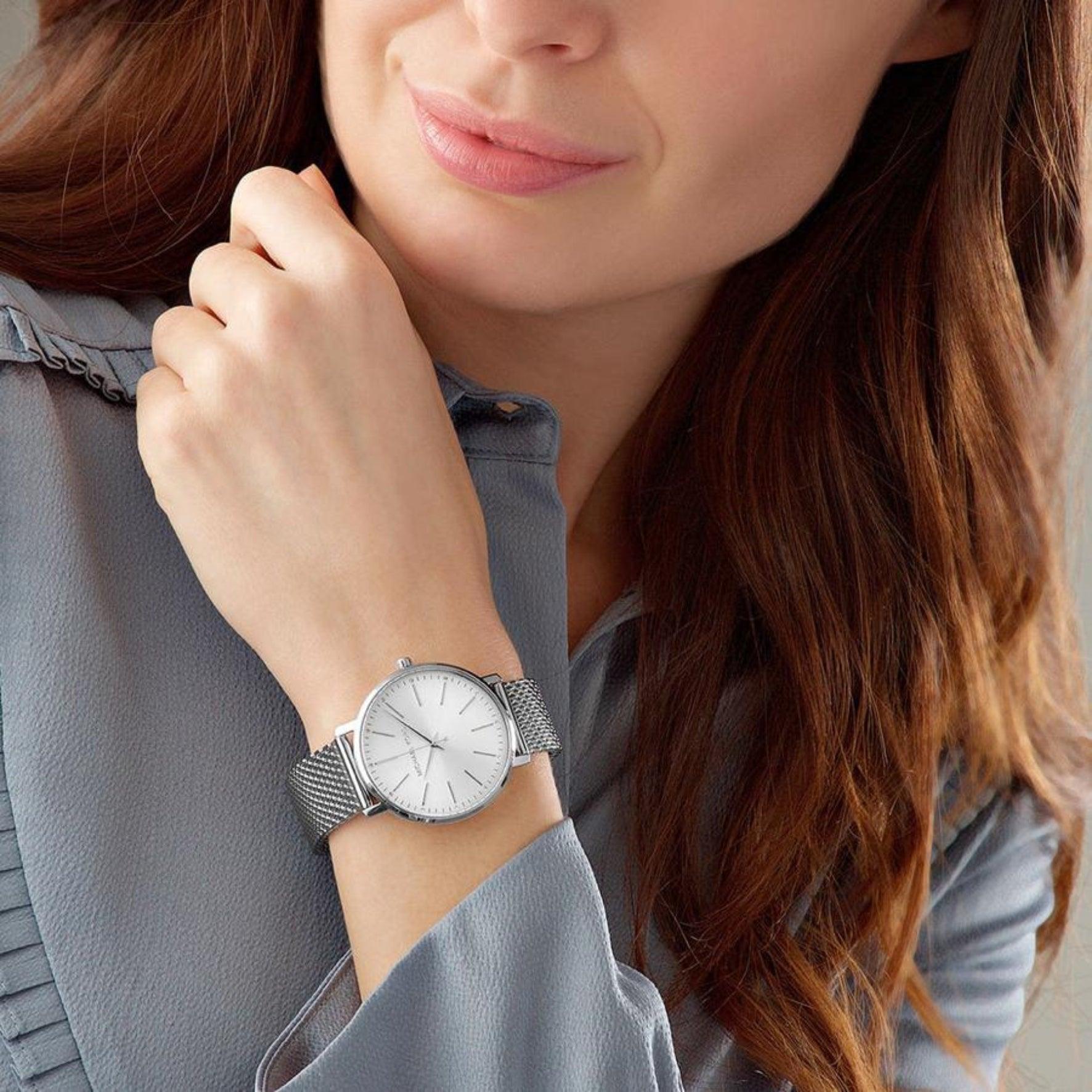 Γυναικείο ρολόι Michael Kors Pyper MK4338 με ασημί ατσάλινο μπρασελέ, στρογγυλό ασημί καντράν με ζιργκόν και στεφάνι 37mm.