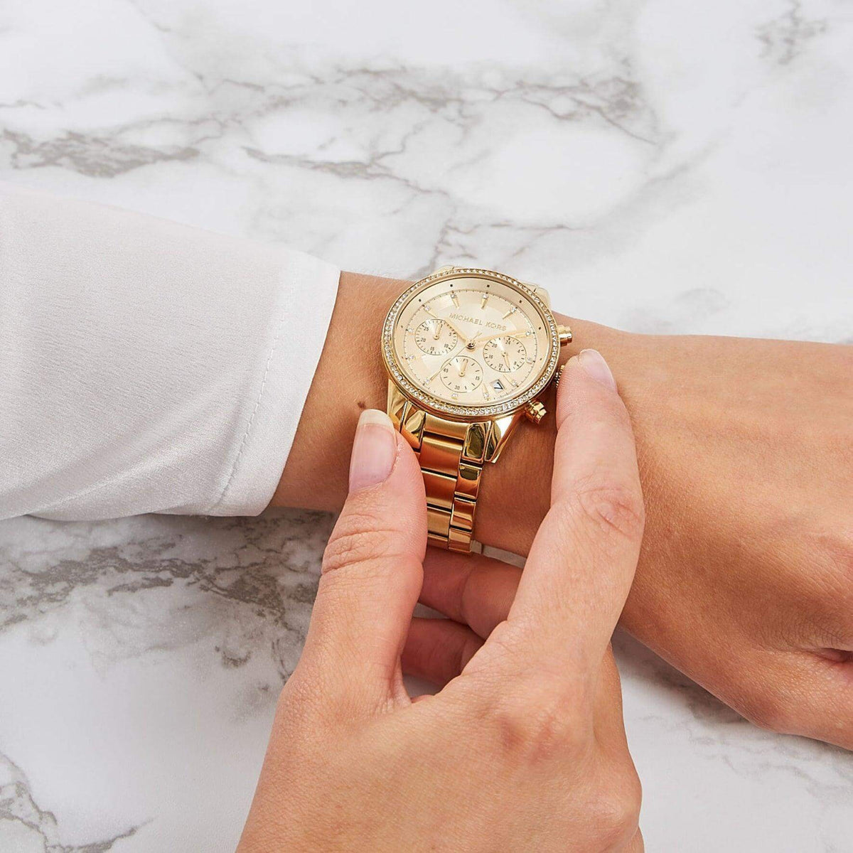 Γυναικείο ρολόι Michael Kors Ritz MK6356 χρονογράφος με ατσάλινο μπρασελέ σε χρυσό χρώμα χρυσό καντράν με ημερομηνία και στεφάνι 37mm με ζιργκόν.