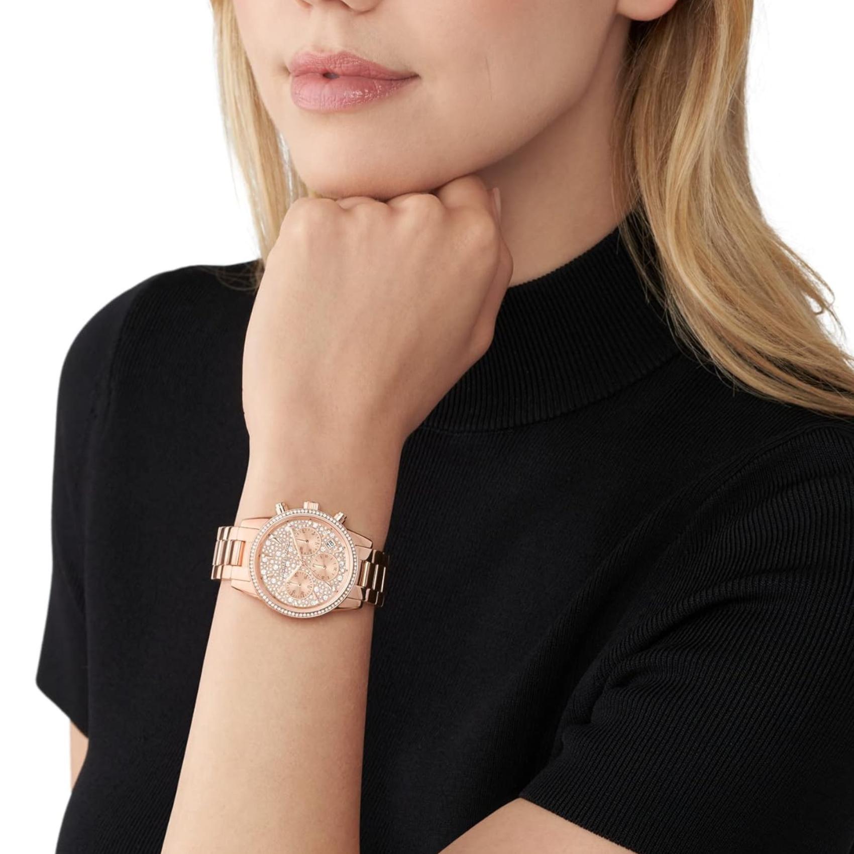 Γυναικείο ρολόι Michael Kors Ritz MK7302 χρονογράφος με ατσάλινο μπρασελέ σε ροζ χρυσό χρώμα ροζ χρυσό καντράν με ημερομηνία και στεφάνι 37mm με ζιργκόν.