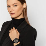 Γυναικείο ρολόι Michael Kors Slim Runway MK3221 με μαύρο ατσάλινο μπρασελέ, στρογγυλό μαύρο καντράν και στεφάνι 42mm.