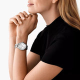 Γυναικείο ρολόι Michael Kors Slim Runway MK7474 με ασημί ατσάλινο μπρασελέ σε πλέξιμο αλυσίδας και ασημί καντράν 38mm.