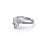 Μονόπετρο δαχτυλίδι OS080 δάκρυ από λευκόχρυσο 14Κ με τετράδοντο δέσιμο, σε κομψή διαχρονική γραμμή.