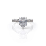 Πλάγια όψη του μονόπετρου δαχτυλιδιού OS080 δάκρυ από λευκόχρυσο 14Κ που δείχνει το τετράδοντο δέσιμο και το προφίλ της ειδικής κατασκευής.