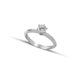 Μονόπετρο δαχτυλίδι OS073 από λευκόχρυσο 14Κ με κεντρικό ζιργκόν σε εξάδοντο καστόνι σε κλασική διαχρονική γραμμή.