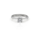 Φωτογραφία του μονόπετρου δαχτυλιδιού OS074 από λευκόχρυσο 14Κ, που δείχνει το τετράδοντο δέσιμο και το ύψος της μεγάλης κεντρικής πέτρας για έντονη λάμψη.