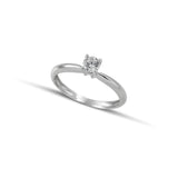 Μονόπετρο δαχτυλίδι OS069 από λευκόχρυσο 14Κ με ζιργκόν με μικρό ψηλό λεπτό τετράδοντο δέσιμο, σε μίνιμαλ λεπτεπίλεπτη γραμμή.