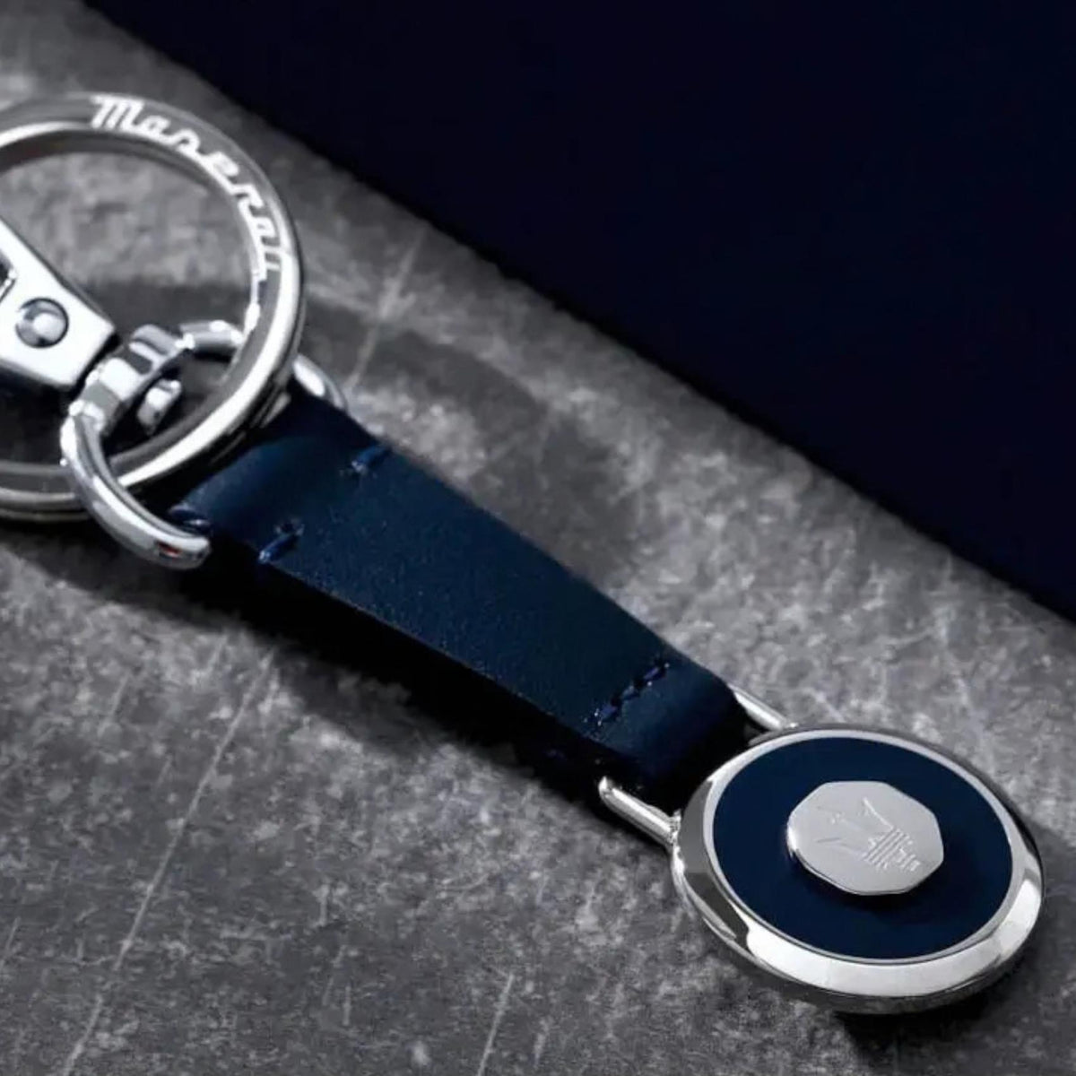 Μπλε δερμάτινο μπρελόκ κλειδιών Maserati KMU5240102 με έμβλημα τρίαινας από ανοξείδωτο ατσάλι