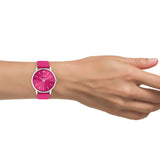 Ρολόι Oozoo C10989 με ροζ δερμάτινο λουράκι ,ροζ καντράν, στρογγυλό στεφάνι διαμέτρου 40mm και μηχανισμό μπαταρίας quartz.