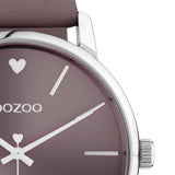 Στρογγυλό ρολόι Oozoo C10927 με μωβ δερμάτινο λουράκι,μωβ καντράν διαμέτρου 40mm και μηχανισμό μπαταρίας quartz.