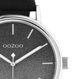 Ρολόι Oozoo C10939 με μαύρο δερμάτινο λουράκι, μαύρο καντράν διαμέτρου 42mm και μηχανισμό μπαταρίας quartz.