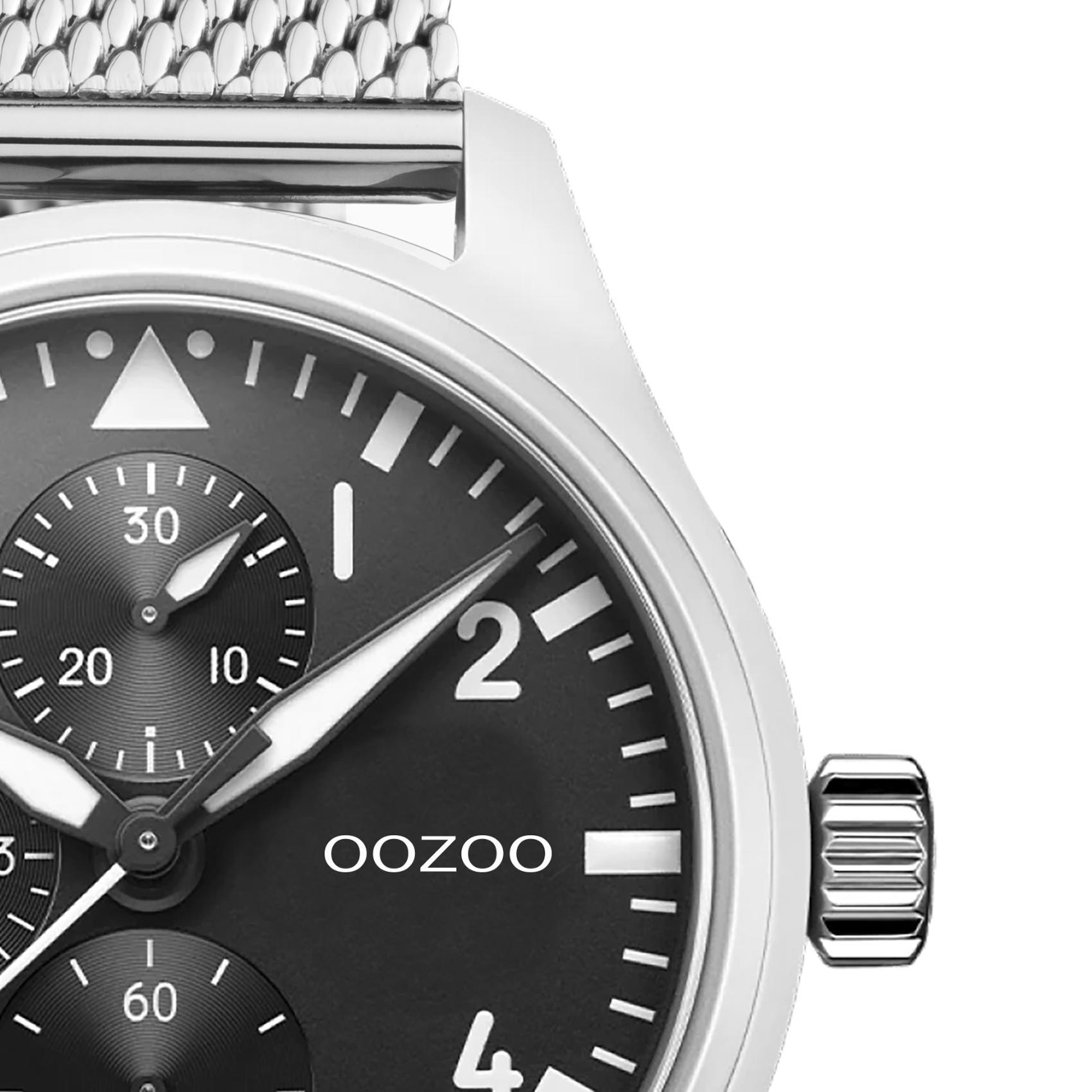 Ρολόι Oozoo C10958 με ασημί ατσάλινο μπρασελέ ,μαύρο καντράν διαμέτρου 42mm και μηχανισμό μπαταρίας quartz.