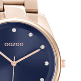 Ρολόι Oozoo C10967 με ροζ χρυσό ατσάλινο μπρασελέ, μπλε καντράν διαμέτρου 36mm με ζιργκόν και μηχανισμό μπαταρίας quartz.