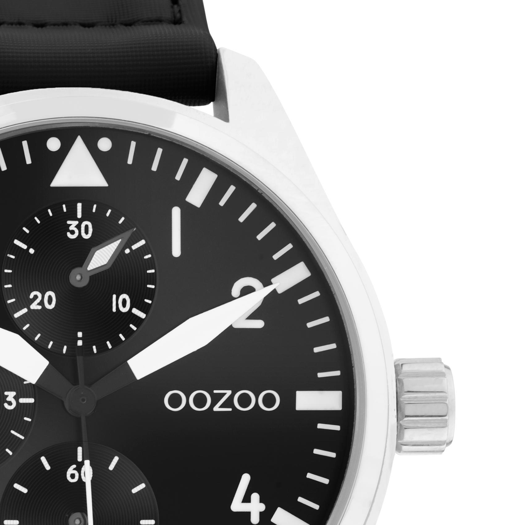Ρολόι Oozoo C11009 με μαύρο δερμάτινο λουράκι ,μαύρο καντράν διαμέτρου 42mm και μηχανισμό μπαταρίας quartz.