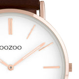 Ρολόι Oozoo C9832 με καφέ δερμάτινο λουράκι,άσπρο καντράν, στρογγυλό στεφάνι διαμέτρου 48mm και μηχανισμό μπαταρίας quartz.