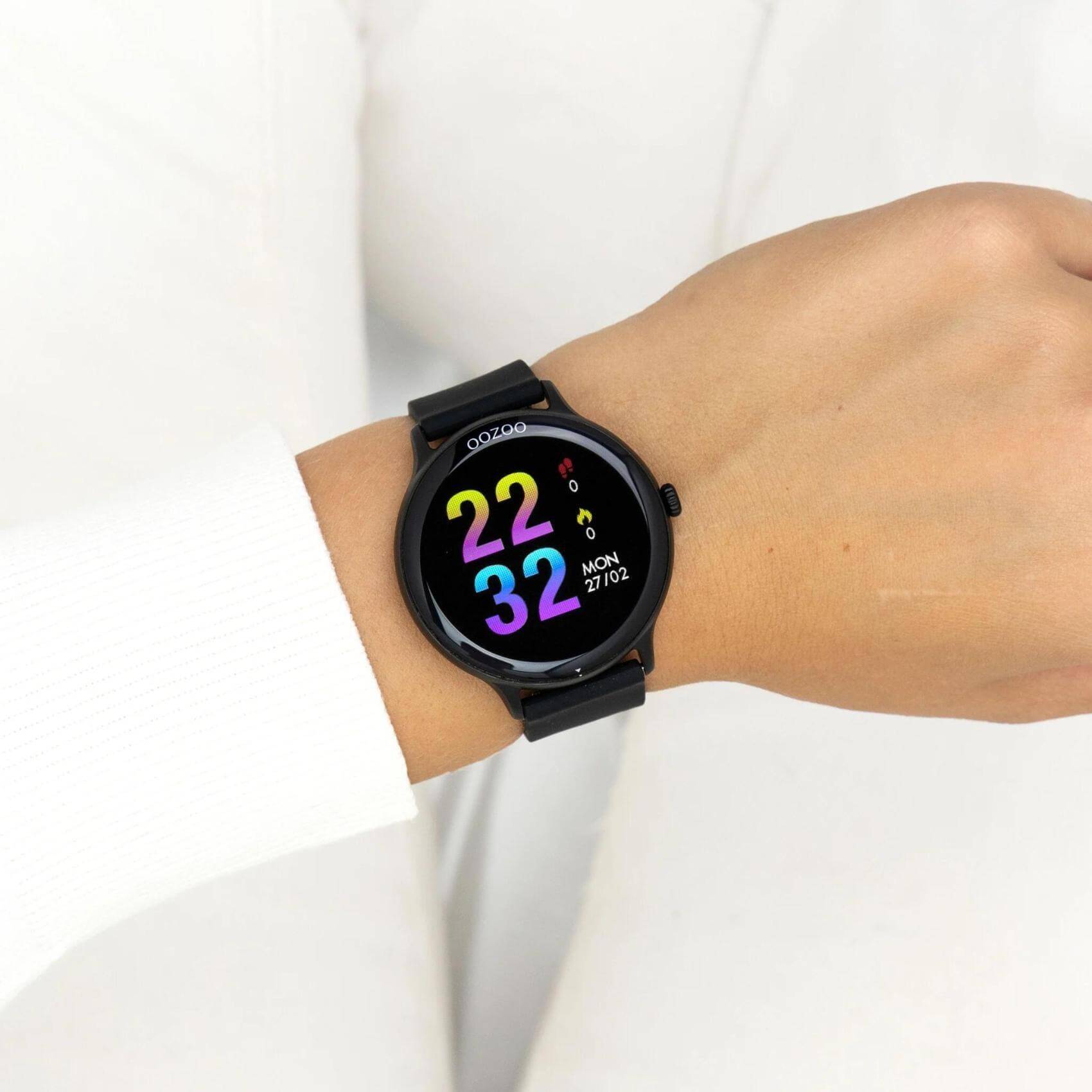 Smartwatch Oozoo Q00134 με μαύρο καουτσούκ λουράκι, οθόνη διάμετρου 45mm με λειτουργίες μέτρησης θερμιδών, βημάτων, καρδιακών παλμών και σύνδεση σε κινητό με bluetooth.