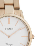Ρολόι Oozoo Vintage C20048 με ροζ χρυσό ατσάλινο μπρασελέ,άσπρο κανράν, στρογγυλό στεφάνι διαμέτρου 34mm και μηχανισμό μπαταρίας quartz.