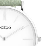 Στρογγυλό ρολόι Oozoo Vintage C20146 με πράσινο δερμάτινο λουράκι,άσπρο καντράν διαμέτρου 43mm και μηχανισμό μπαταρίας quartz.