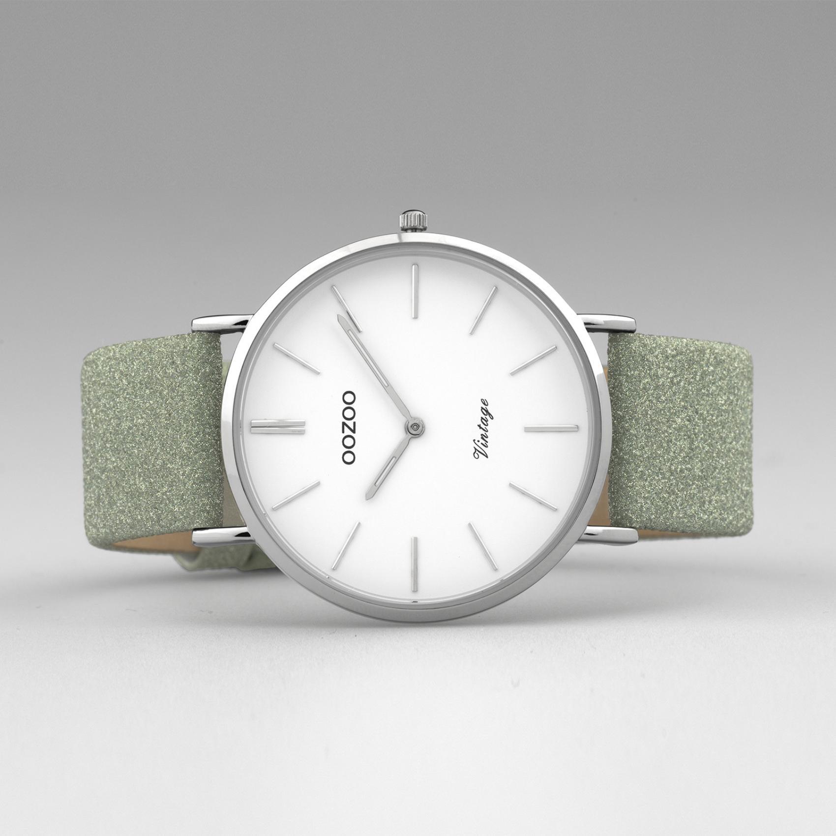 Στρογγυλό ρολόι Oozoo Vintage C20146 με πράσινο δερμάτινο λουράκι,άσπρο καντράν διαμέτρου 43mm και μηχανισμό μπαταρίας quartz.
