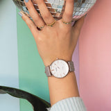 Στρογγυλό ρολόι Oozoo Vintage C20151 με γκρι δερμάτινο λουράκι,άσπρο καντράν διαμέτρου 40mm και μηχανισμό μπαταρίας quartz.