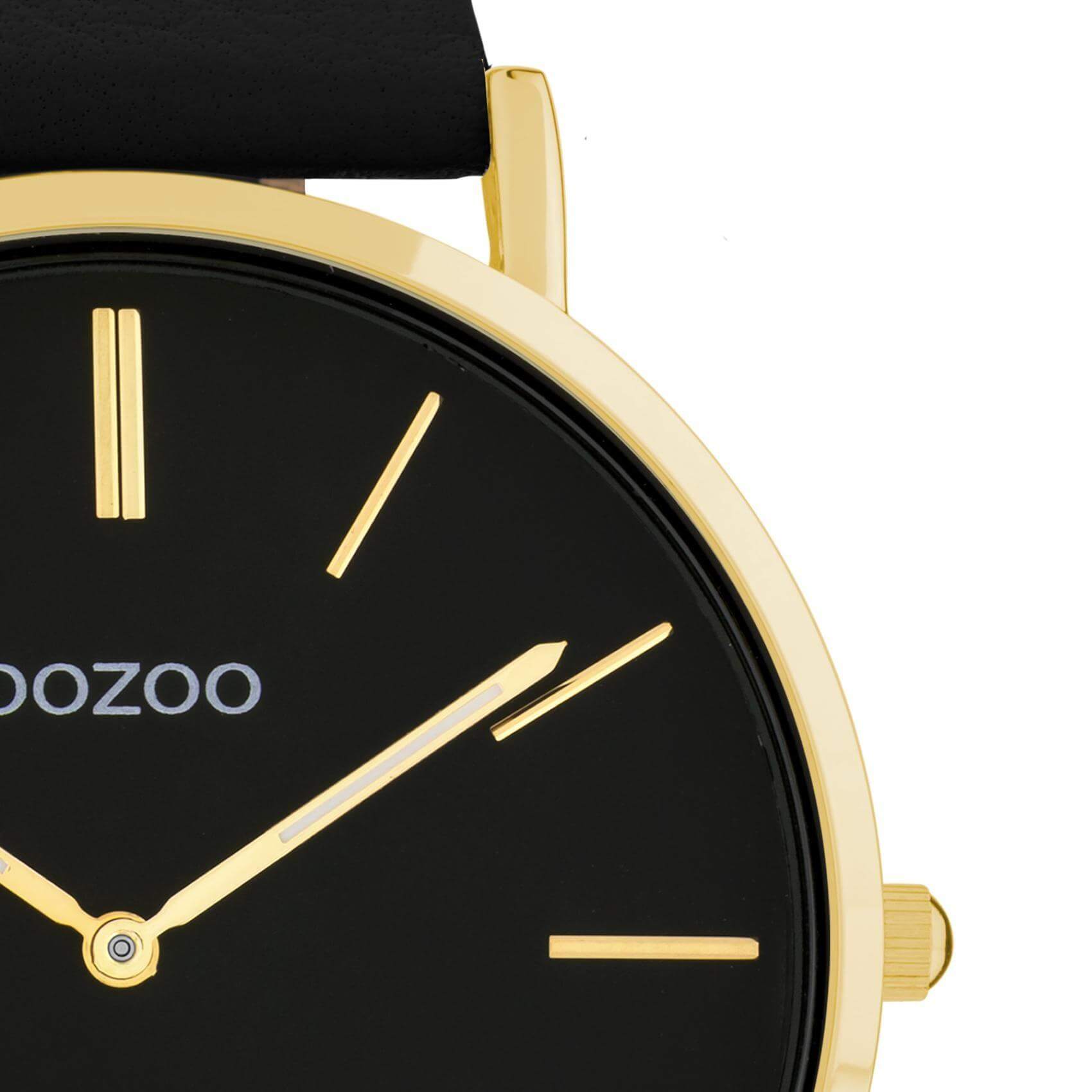 Στρογγυλό ρολόι Oozoo Vintage C20180 με μαύρο δερμάτινο λουράκι,μαύρο καντράν διαμέτρου 40mm και μηχανισμό μπαταρίας quartz.