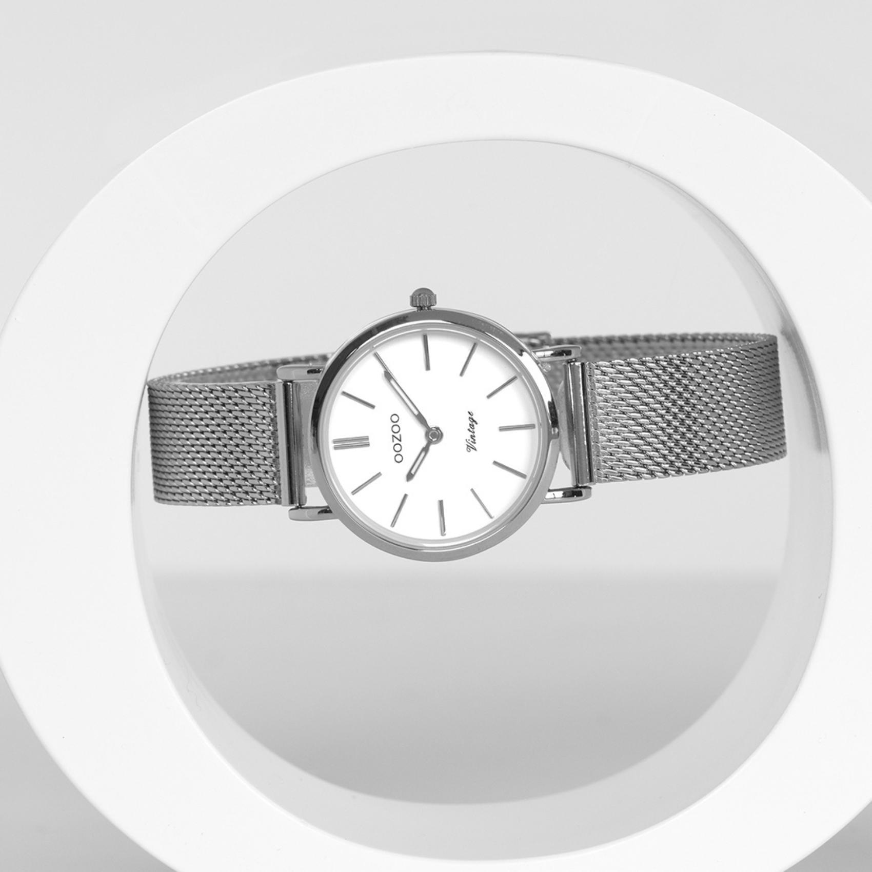 Στρογγυλό ρολόι Oozoo Vintage C20230 με ασημί ατσάλινο μπρασελέ,άσπρο καντράν διαμέτρου 28mm και μηχανισμό μπαταρίας quartz.