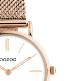 Στρογγυλό ρολόι Oozoo Vintage C20233 με ροζ χρυσό ατσάλινο μπρασελέ,άσπρο καντράν διαμέτρου 28mm και μηχανισμό μπαταρίας quartz.