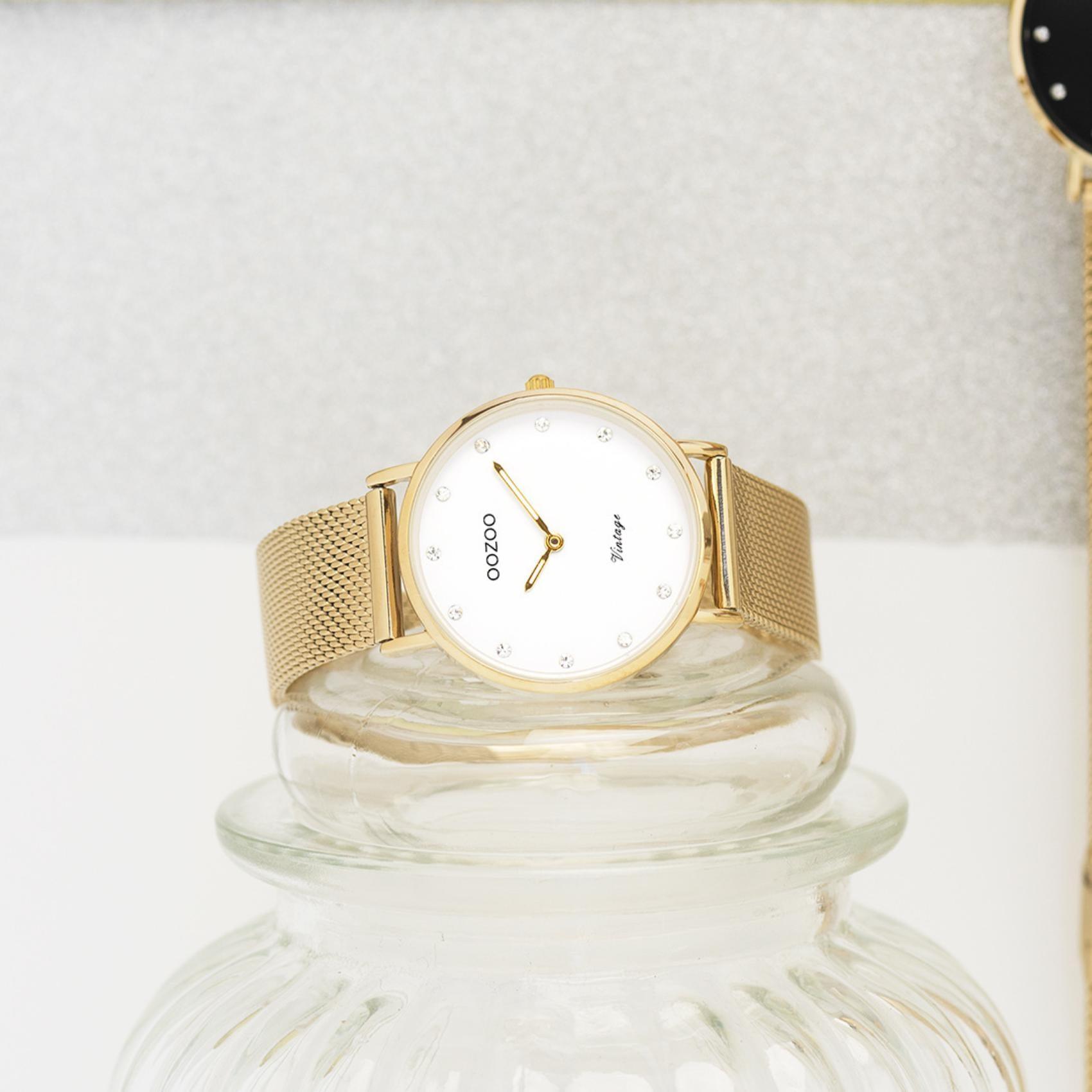 Στρογγυλό ρολόι Oozoo Vintage C20241 με χρυσό ατσάλινο μπρασελέ,άσπρο καντράν με ζιργκόν διαμέτρου 32mm και μηχανισμό μπαταρίας quartz.