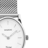Οβάλ ρολόι Oozoo Vintage C20256 με ασημί ατσάλινο μπρασελέ, άσπρο καντράν διαστάσεων 28Χ22mm και μηχανισμό μπαταρίας quartz.
