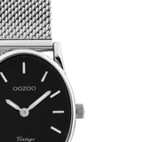 Οβάλ ρολόι Oozoo Vintage C20257 με ασημί ατσάλινο μπρασελέ, μαύρο καντράν διαστάσεων 28Χ22mm και μηχανισμό μπαταρίας quartz.