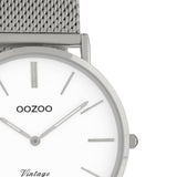 Ρολόι Oozoo Vintage C9902 με ασημί ατσάλινο μπρασελέ,άσπρο κανράν, στρογγυλό στεφάνι διαμέτρου 36mm και μηχανισμό μπαταρίας quartz.