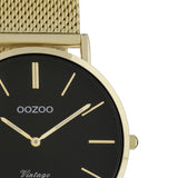 Ρολόι Oozoo Vintage C9914 με χρυσό ατσάλινο μπρασελέ,μαύρο κανράν, στρογγυλό στεφάνι διαμέτρου 36mm και μηχανισμό μπαταρίας quartz.