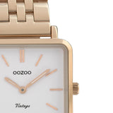 Τετράγωνο ρολόι Oozoo Vintage C9958 με ροζ χρυσό ατσάλινο μπρασελέ,άσπρο καντράν 29x29mm και μηχανισμό μπαταρίας quartz.