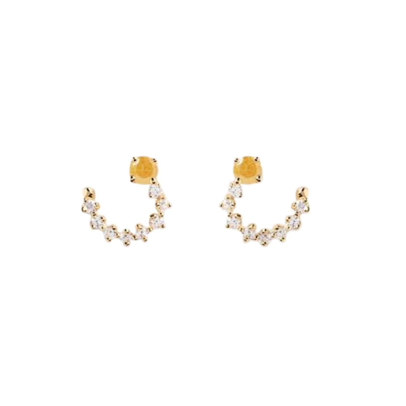 Γυναικεία καρφωτά σκουλαρίκια PDPAOLA AR01-558-U  κατασκευασμένα από επιχρυσωμένο ασήμι 925 σε ημικύκλιο σχήμα, διακοσμημένα με κίτρινο και λευκό ζιργκόν.
