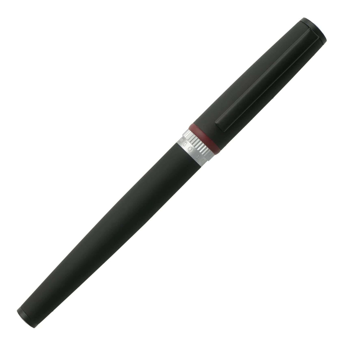 Πένα Hugo Boss HSG8022A Gear σε μαύρο χρώμα με ασημί λεπτομέρειες, σε λήψη με κλειστό καπάκι που τονίζει τις καθαρές γραμμές, τη minimal αισθητική και το premium φινίρισμα της σειράς.