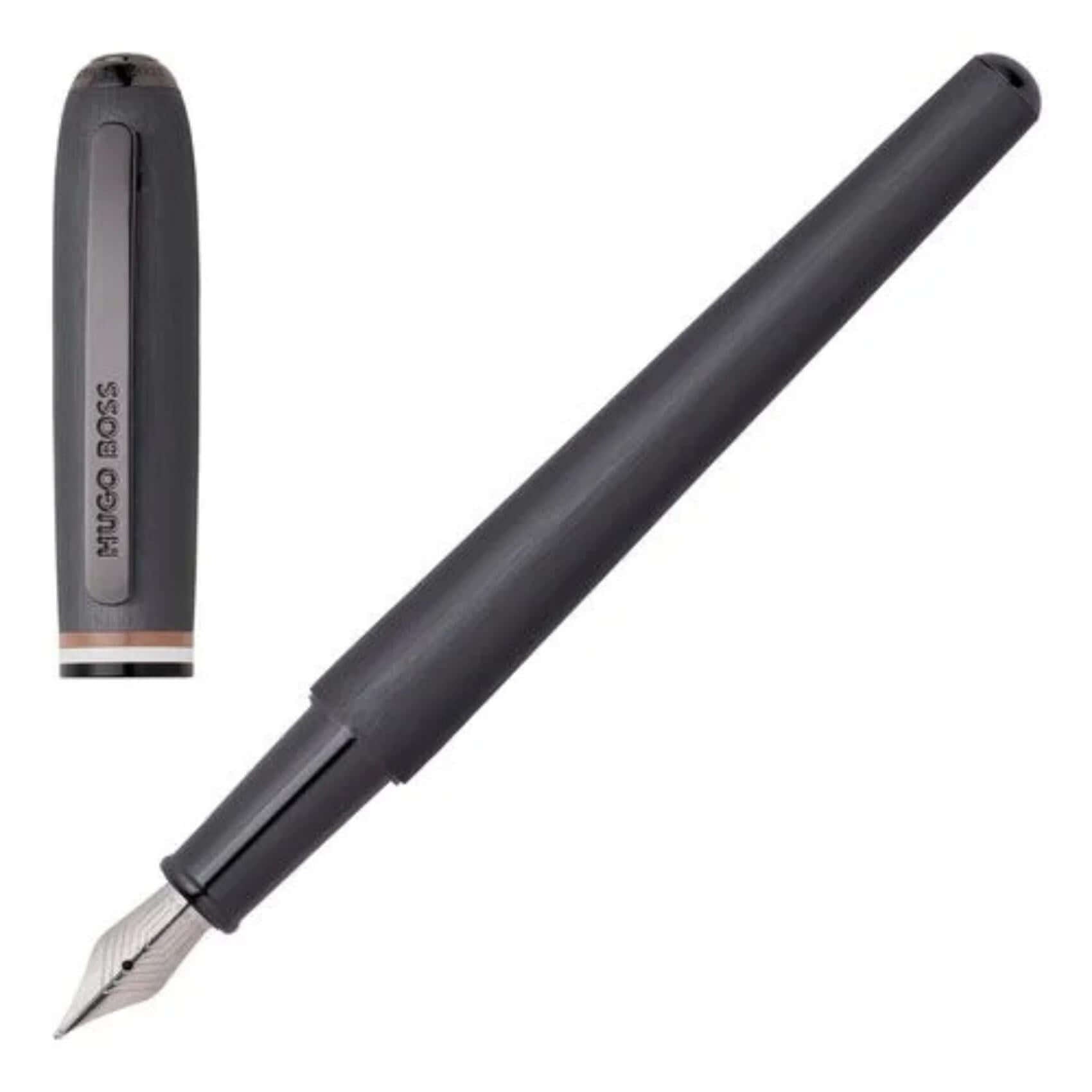 Πένα Hugo Boss HSH3412D Contour Iconic σε minimal μαύρη απόχρωση, σε φωτογραφία με το καπάκι που τονίζει τη διαχρονική και premium αισθητική της σειράς.