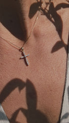 Βαπτιστικός Σταυρός για Κορίτσι Χρυσός 18K με Διαμάντια & Κεντρική Πέτρα | DCS021