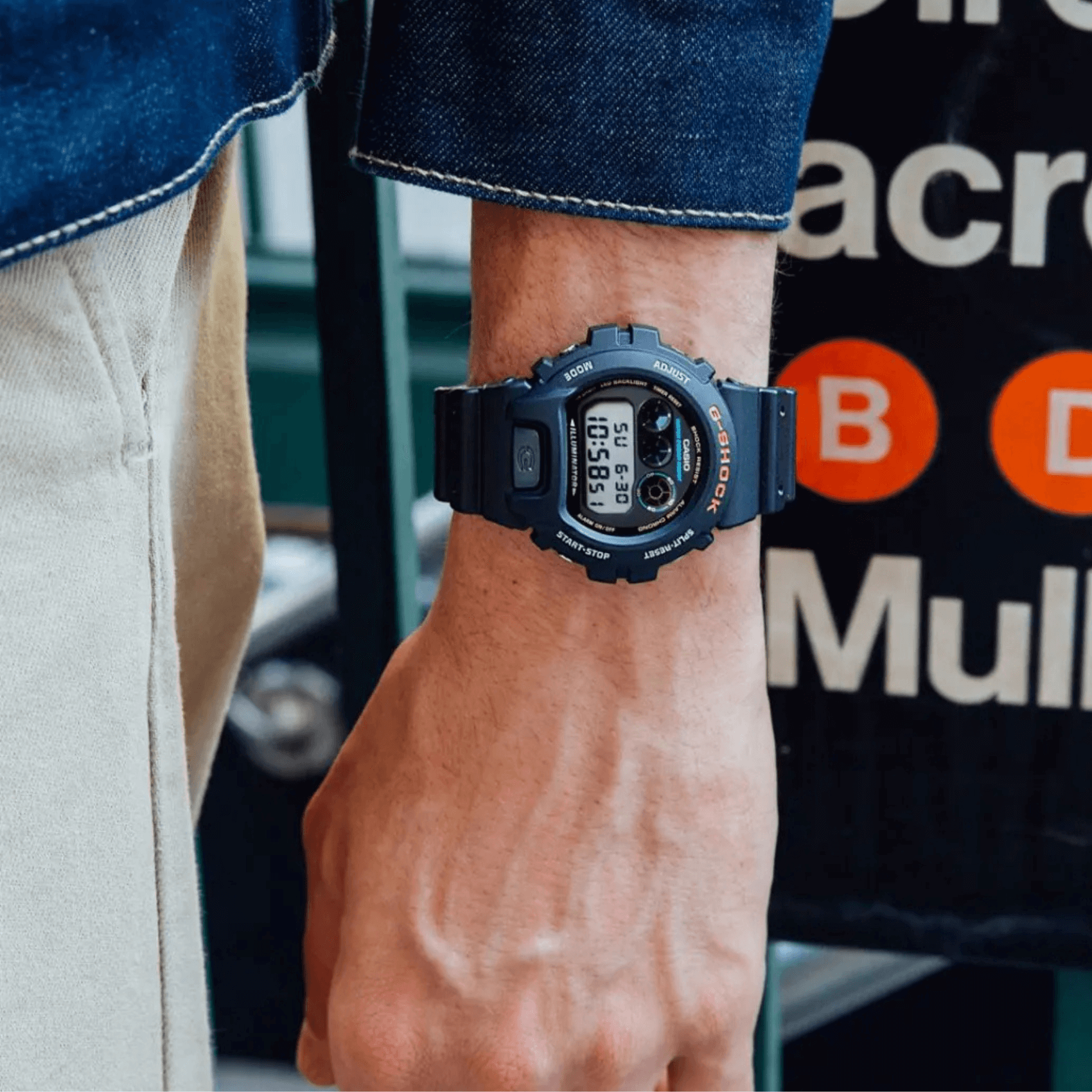 Ψηφιακό ρολόι Casio G-SHOCK DW-6900U-1ER με μαύρο καουτσούκ λουράκι και ψηφιακό καντράν  54,9mm-φορεμένο.